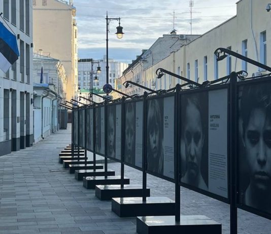 Это правильно! Дети Донбасса смотрят в упор на посольство Эстонии, жалкой страны-лимитрофа и русофоба на привязи США Это правильно! Дети Донбасса смотрят в упор на посольство Эстонии, жалкой страны-лимитрофа и русофоба на привязи США