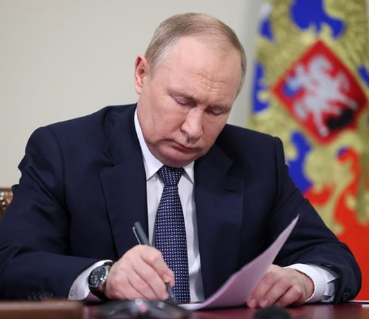 Президент России В.В.Путин подписал Указ №961 об ответных мерах в связи с введением «потолка цен» на российскую нефть Президент России В.В.Путин подписал Указ №961 об ответных мерах в связи с введением "потолка цен" на российскую нефть