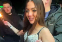 ВИДЕО: в Брянске пьяная губастая шлюшка Евгения Хоффман ПУБЛИЧНО сожгла свой паспорт РФ, теперь в полиции тупо въезжает в произошедшее ВИДЕО: в Брянске пьяная губастая шлюшка ПУБЛИЧНО сожгла свой паспорт РФ, теперь в полиции тупо въезжает в произошедшее