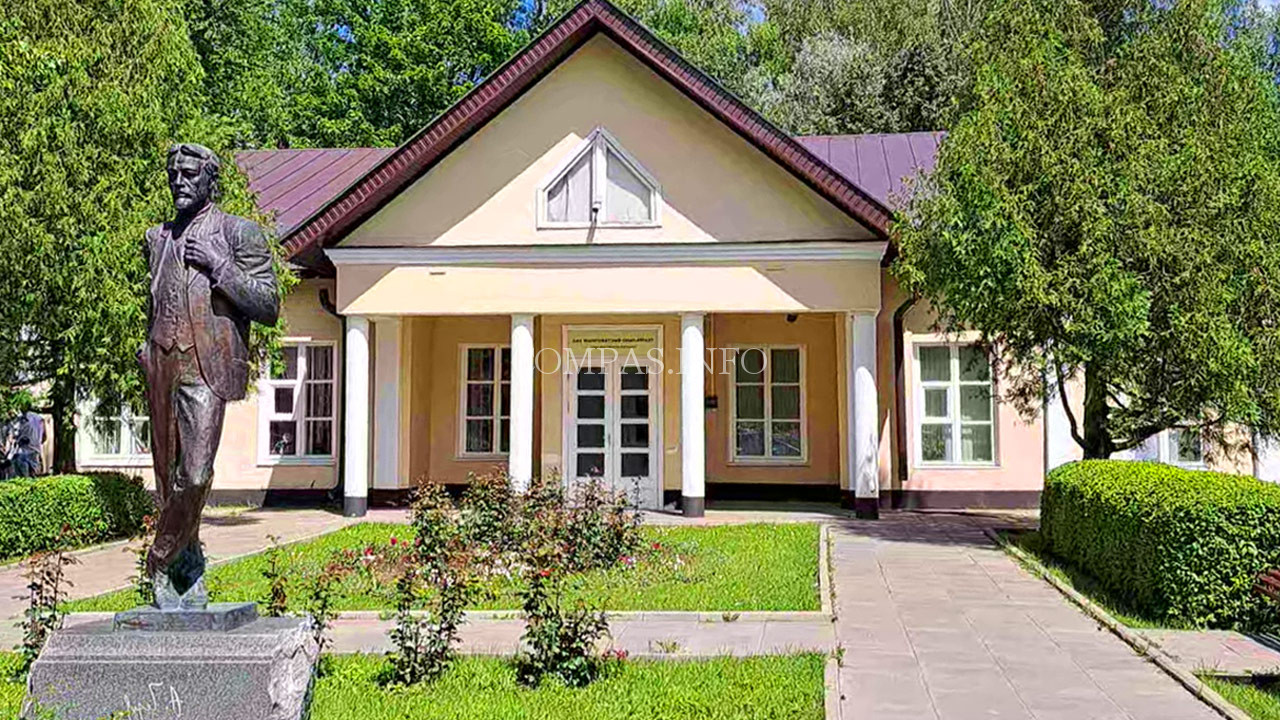 Главный вход в музей-заповедник "Мелихово" с памятником А.П.Чехову