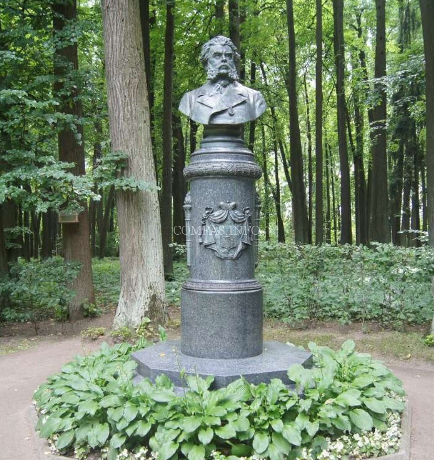 Памятник Павлу Петровичу Вяземскому в Усадьбе Остафьево