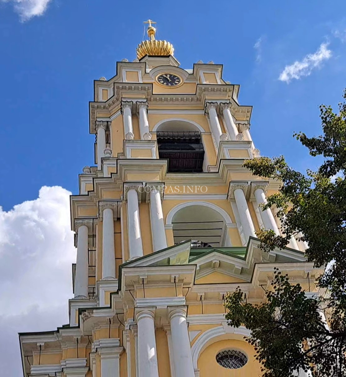 Величественная колокольня Новоспасского монастыря 2