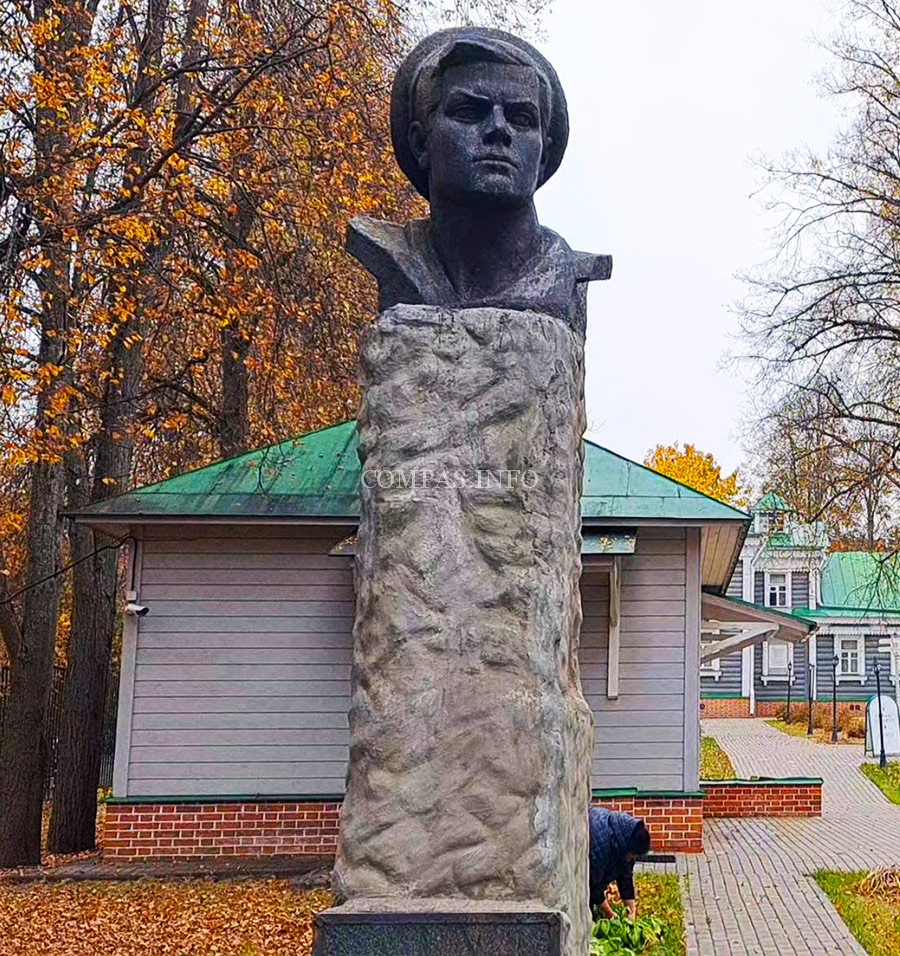 Памятник А.Г.Железнякову (Матрос Железняк), уроженцу с.Федоскино