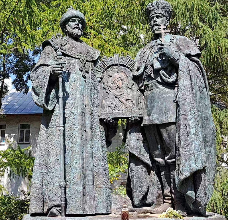 Памятник в честь 400-летия Дома Романовых