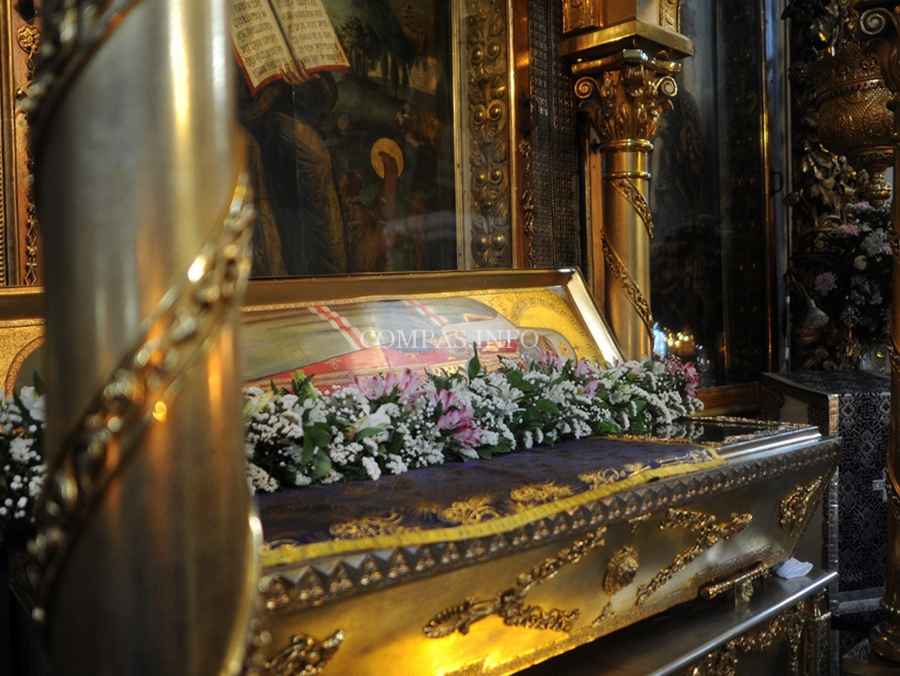 Святые мощи святителя Тихона, Патриарха Всероссийского, почивающие в серебряной раке в Большом соборе монастыря