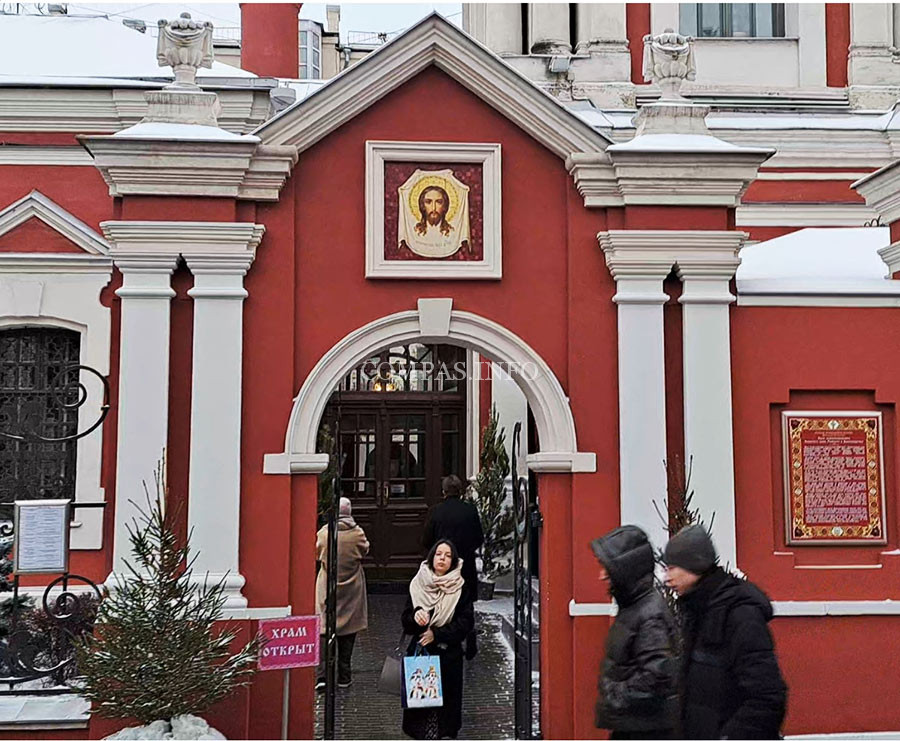Главный вход в Храм-Святого-Климента-Папы-Римского-в-Москве-на-Пятницкой,-январь-2025