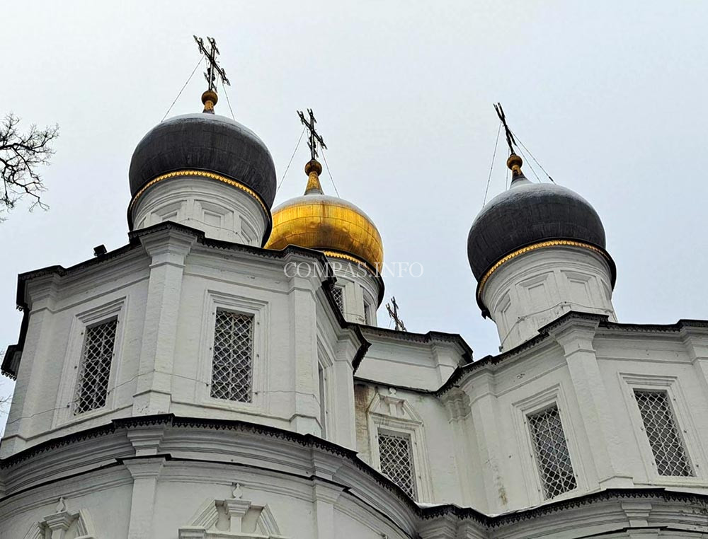 Здание храма Иконы Казанской Божией Матери имеет традиционную крестово-купольную конструкцию с одной главой.