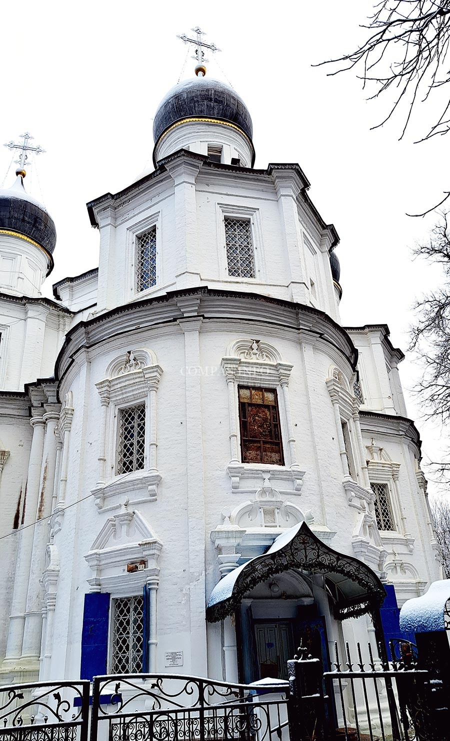 Здание храма Иконы Казанской Божией Матери имеет традиционную крестово-купольную конструкцию с одной главой.