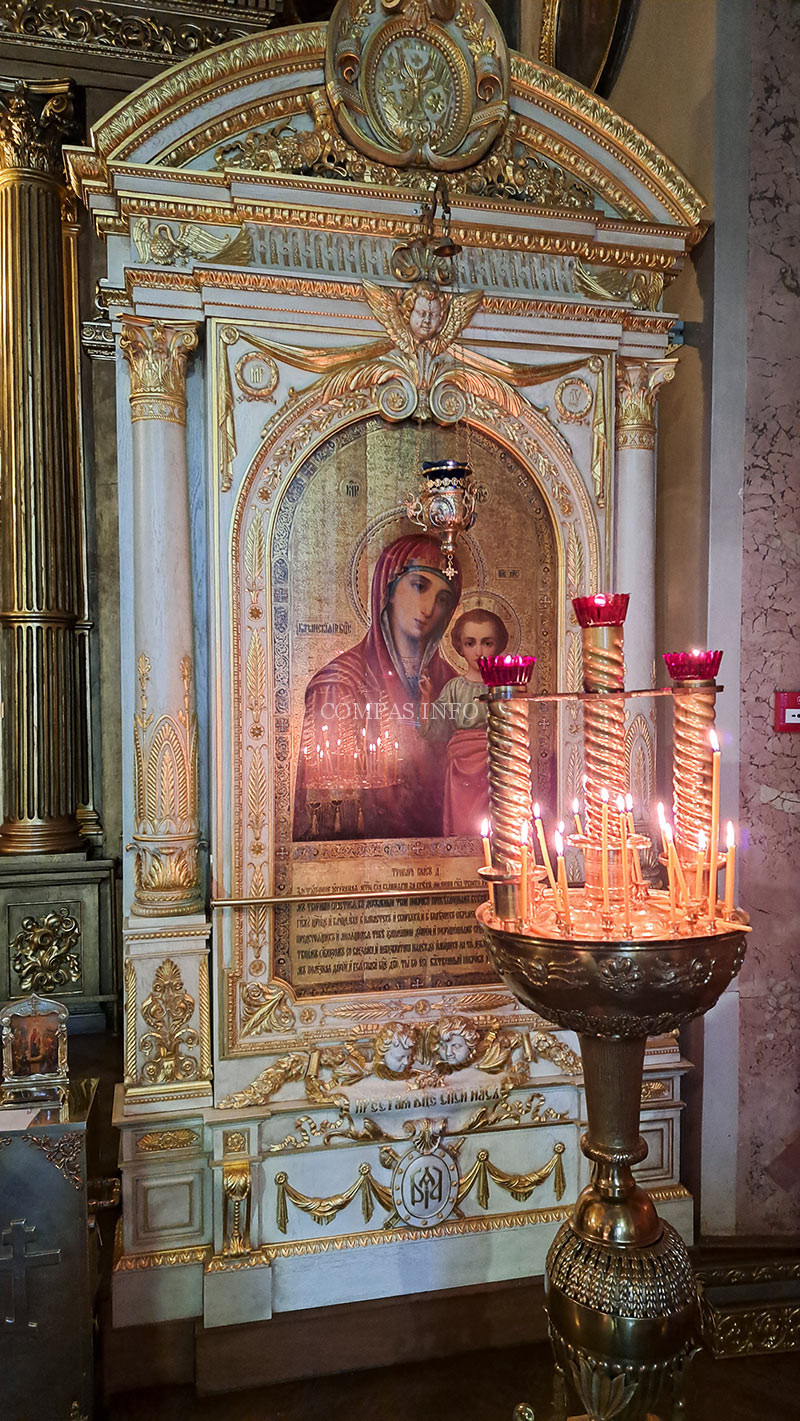 Иконы на стенах придела в храме