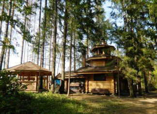 Святой источник Петра и Павла (Троицкий родник) с часовней и купелью: уголок Живоначальной Троицы в Мытищинском районе Святой источник Петра и Павла (Троицкий родник) с часовней и купелью: уголок Живоначальной Троицы в Мытищинском районе