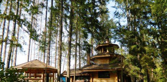 Святой источник Петра и Павла (Троицкий родник) с часовней и купелью: уголок Живоначальной Троицы в Мытищинском районе Святой источник Петра и Павла (Троицкий родник) с часовней и купелью: уголок Живоначальной Троицы в Мытищинском районе