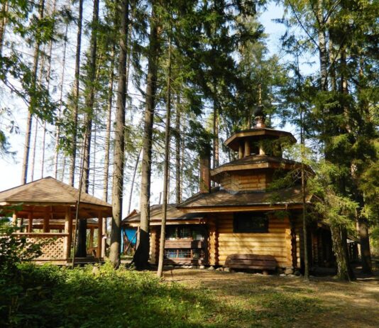 Святой источник Петра и Павла (Троицкий родник) с часовней и купелью: уголок Живоначальной Троицы в Мытищинском районе Святой источник Петра и Павла (Троицкий родник) с часовней и купелью: уголок Живоначальной Троицы в Мытищинском районе