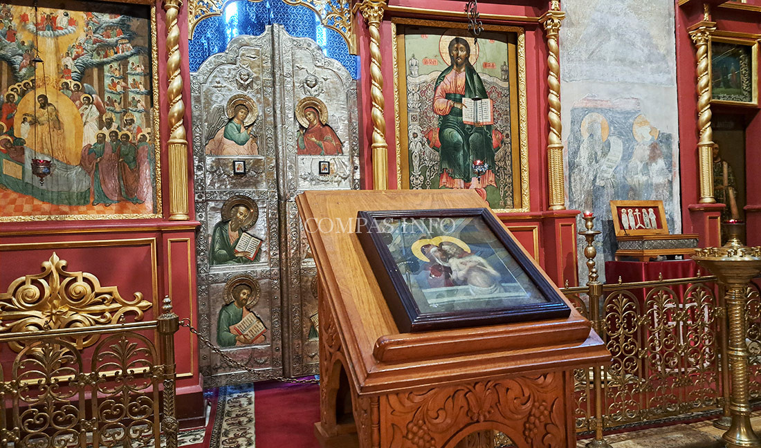 Храмовая-Икона-перед-Иконостасом-Успенского-собора-в-Звенигороде