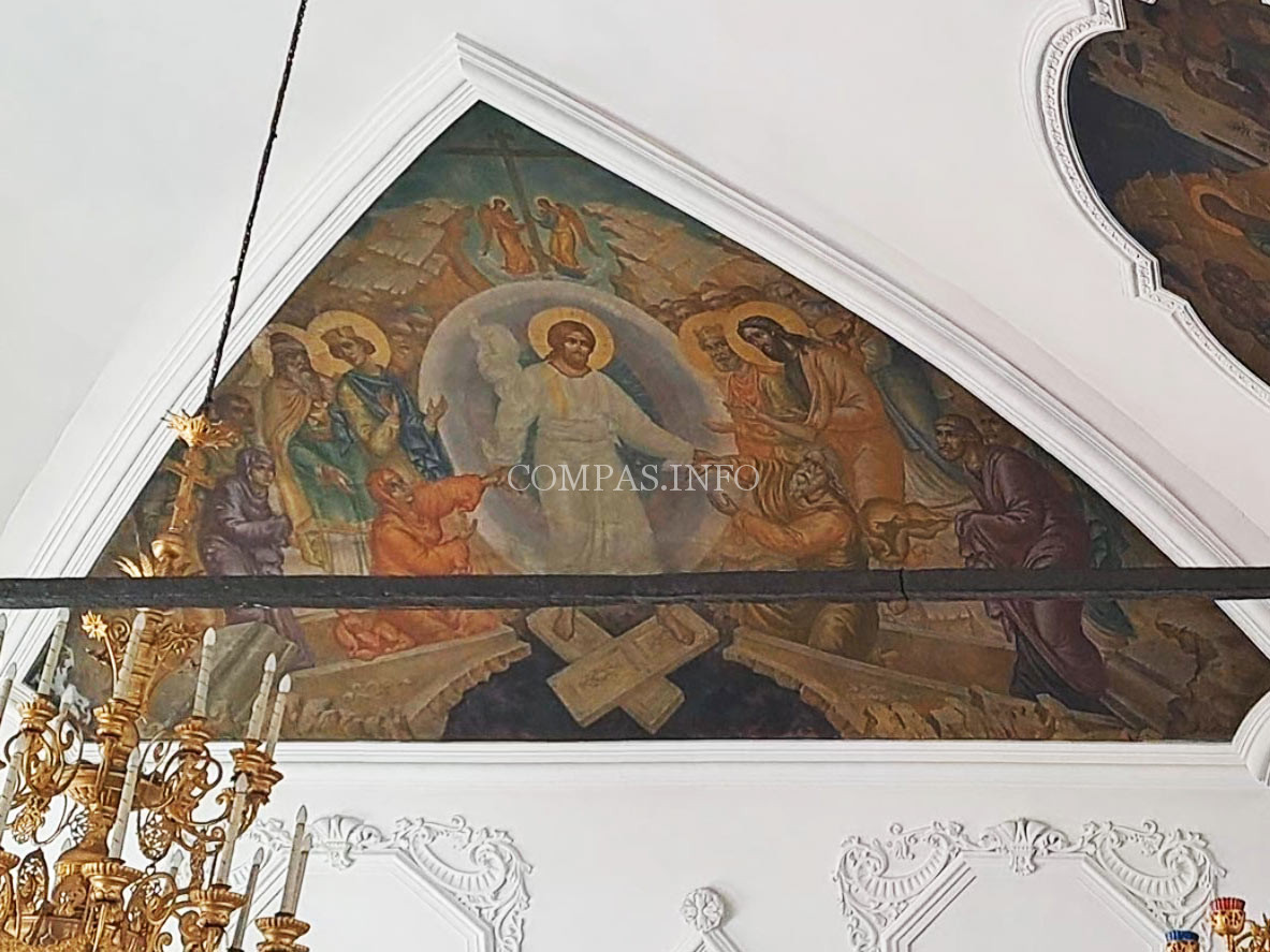 Высоко-Петровский мужской монастырь на Петровке: русская история от Алевиза Фрязина до Петра Великого 35 Иконные росписи над входом внутри Храма Святителя Петра