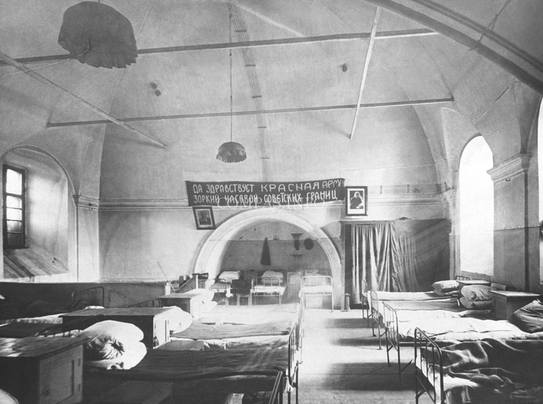 Храм Иоанна Златоуста, 1920е годы, внутри и в алтаре была казарма безбожников красноармейцев