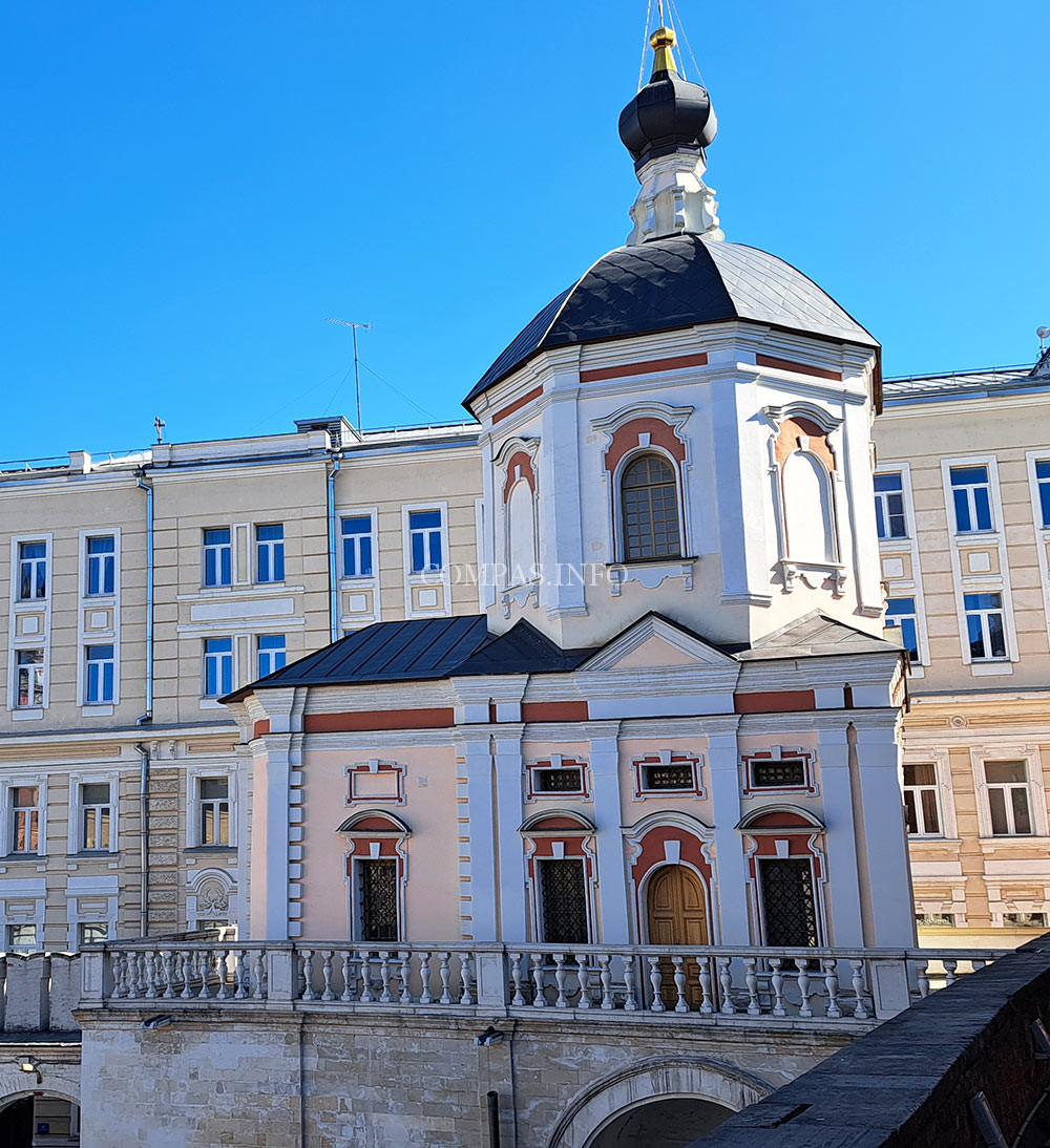 Храм Петра и Павла (Пахомия Великого) в Высоко-Петровском монастыре Москвы