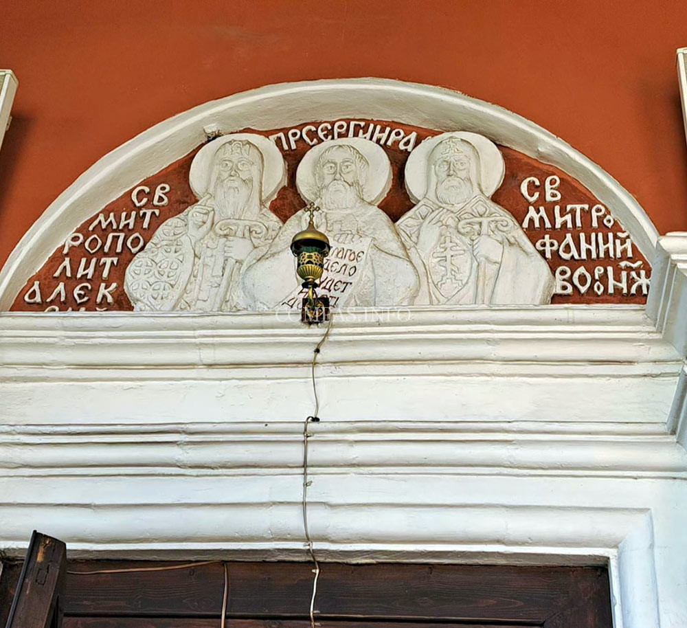 Храм-Сергия-Радонежского-в-Высоко-Петровском-монастыре-Москвы,-вход