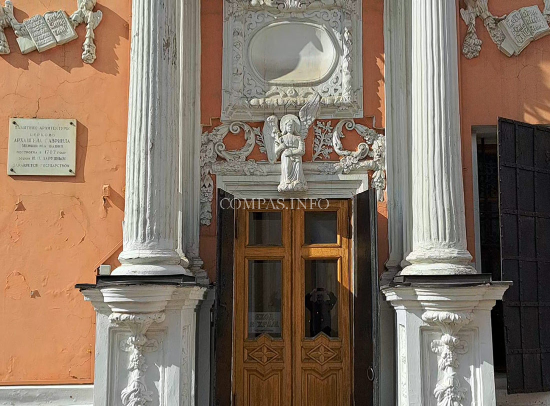 Церковь-Архангела-Гавриила-на-Чистых-прудах,-юго-восточный-вход