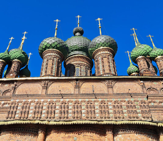 Церковь Иоанна Предтечи в Ярославле: 15-главый каменный шедевр на народные пожертвования в XVII веке Церковь Иоанна Предтечи в Ярославле: 15-главый каменный шедевр на народные пожертвования в XVII веке