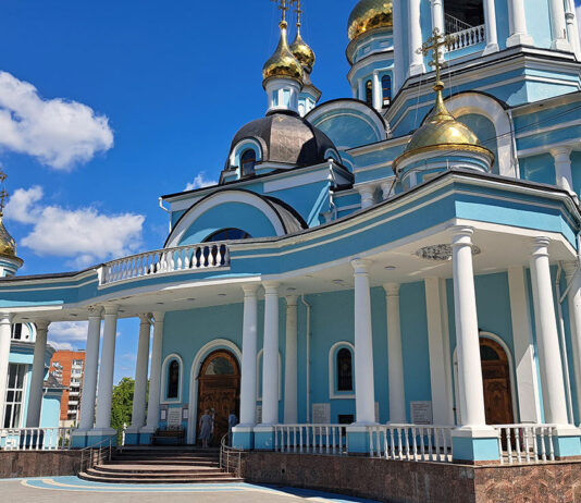 Покровско-Татианинский собор в Чебоксарах: Покровский храм 1672 года затоплен в водохранилище ГЭС и возрожден в новом соборе в XXI веке Покровско-Татианинский собор в Чебоксарах: Покровский храм 1672 года затоплен в водохранилище ГЭС и возрожден в новом соборе в XXI веке